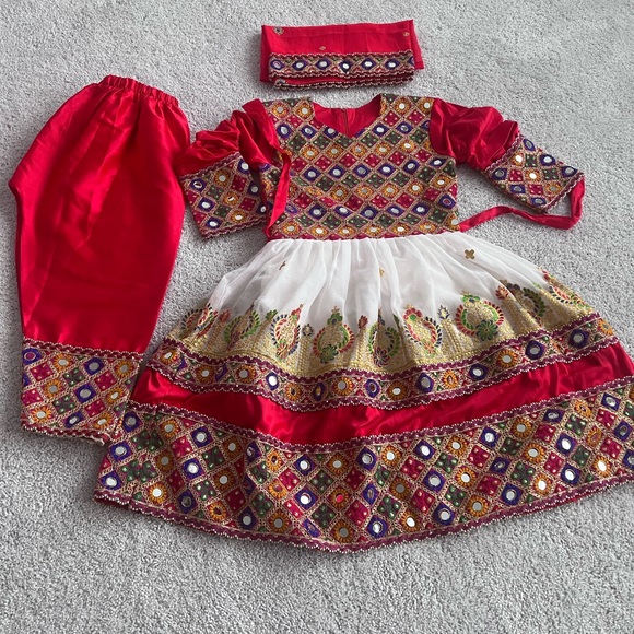 Red and white afghan dress - Picture 3 of 4
